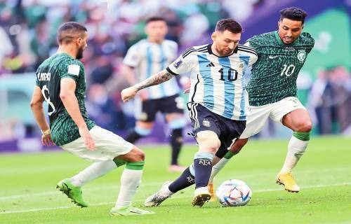 土媒：穆里尼奥让费内巴切大巴停车，邀请一名球迷上车并合影留念